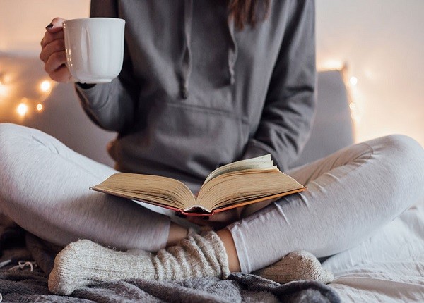 <center><em>Đọc sách để thưởng thức là một cách chính để thư giãn nhẹ nhàng trước khi ngủ</em></center>